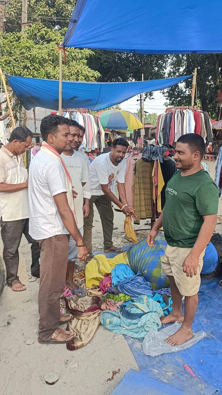 নাগ্ৰীজুলি সাপ্তাহিক বজাৰত দোকানে দোকানে প্ৰচাৰত নামিল বিপিএফৰ প্ৰাৰ্থী ডাঃ উত্তম দাস।